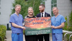 Kidney Transplant Recipient Lisa Fitzgerald with Dr.Emir Hoti, Consultant Surgeon Liver Transplantation, HPB & Pancreatic Surgery;  Dr. Tom Gallagher, General Surgery, HPB and Liver Transplant Surgeon, St. Vincent’s University Hospital (SVUH); and Prof. David Healy, Cardiothoracic Surgeon (heart & lung transplant surgeon), at The Mater Hospital and SVUH. 